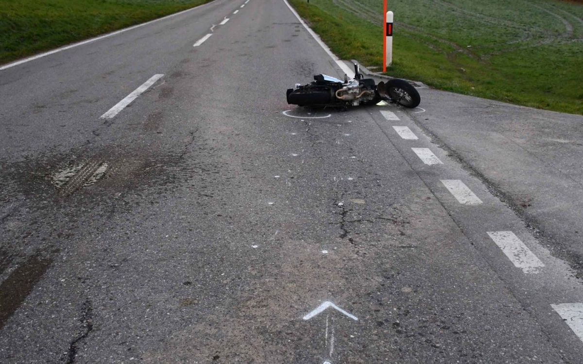Szene nach einem Motorradunfall