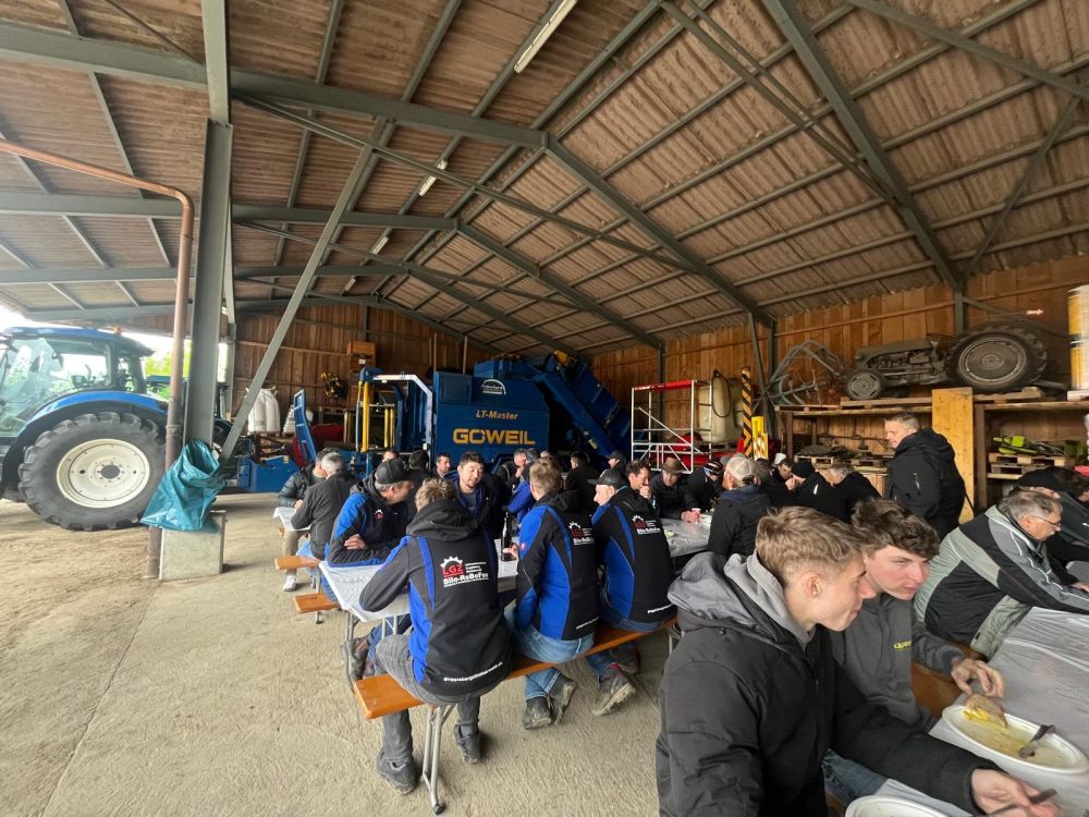 Échanges conviviaux lors du déjeuner commun. Photo : kim