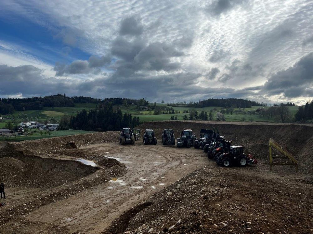 Valtra Flotte in der Kiesgrube aufgestellt. Foto: kim