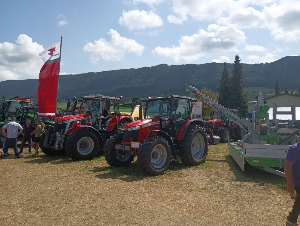 Massey Ferguson s'est présenté avec un MF M 5711 et un nouveau 8S. Photo : BG