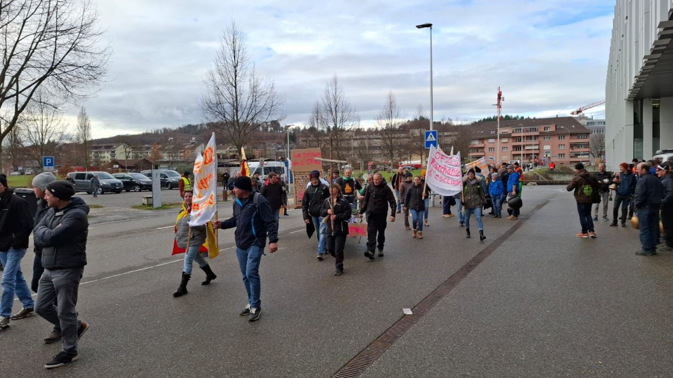 De nombreuses affiches de paysans et d'entrepreneurs sont visibles lors de cette manifestation. Image : zVg