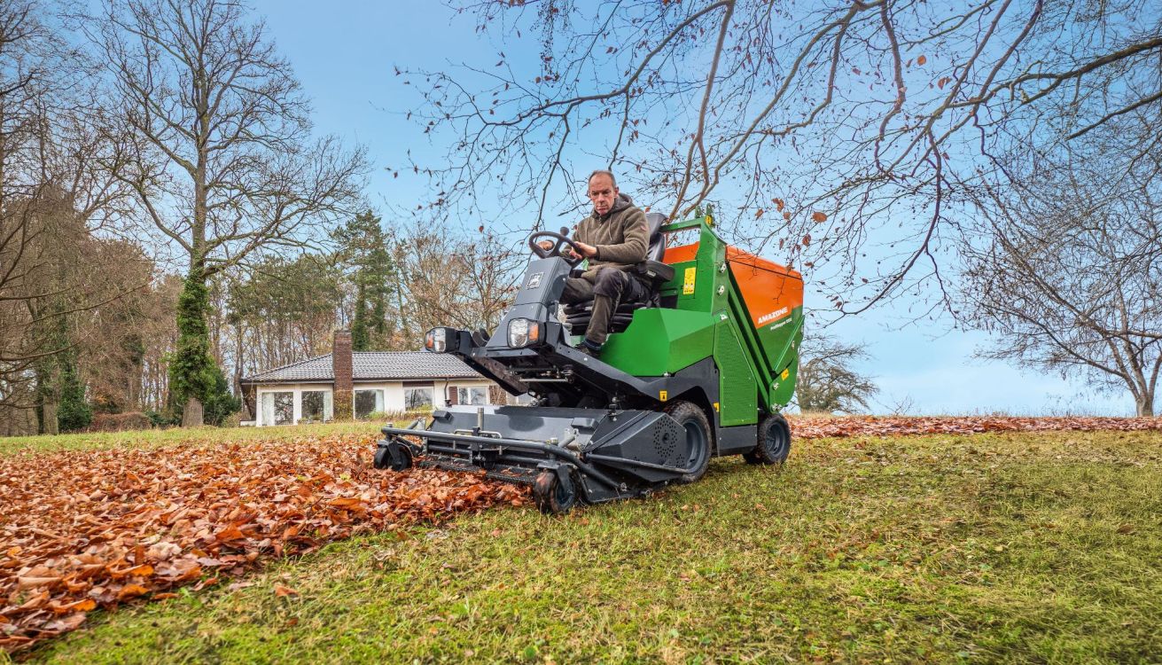 Der Amazone Profihopper PH1250 im Einsatz bei der professionellen Grünflächenpflege. (Bild: zVg Ott)