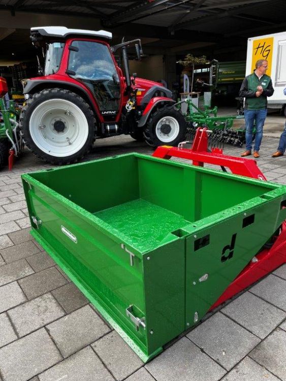 Heckcontainer und Schaufel von Düvelsdorf. Zwei Europaletten passen nebeneinander. Auskippwinkel 90 Grad. Anbau im 3-Punkt.