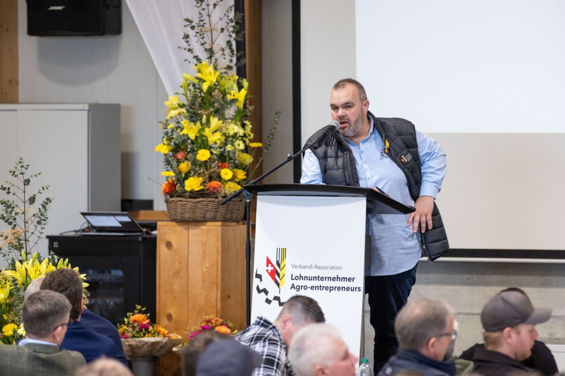 Le vice-président Daniel Haffa présente le projet « Folienrecycling Erde ».