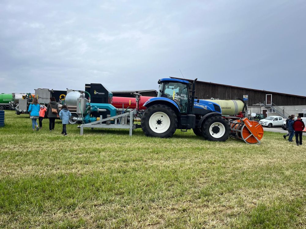Eine Güllepumpe von Odermatt Umwelttechnik an einem New Holland, vorne ergänzt durch einen Schlauchhaspel der Marke Perwolf. Bild: kim