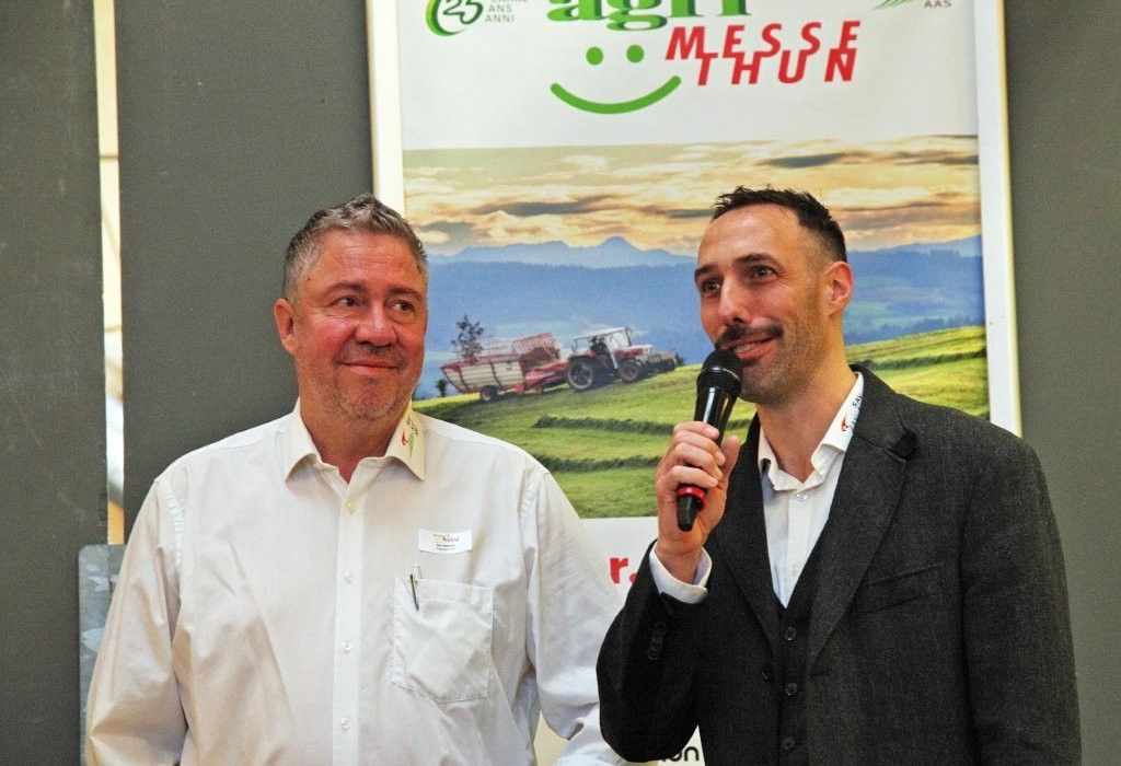 Matthias Iseli, Präsident SAV AAS (links) und Christoph Studer, Messeleiter begrüssen die Gäste an der Eröffnung. (Bild: Heinz Studer)