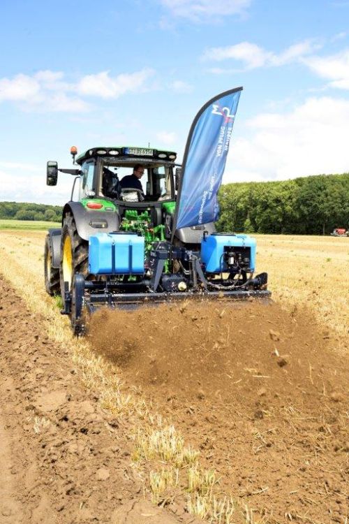 Die Biofräse von Brevigliere wird über grossvolumige Reifen tiefengeführt, der Fräsenrotor arbeitet mit 400 U/min. Ziel der Biofräsen, die besonders im Rahmen der regenerativen Landwirtschaft diskutiert werden, ist es, eine Flächenrotte der Organik zu ermöglichen. Dafür können in den angebauten Tanks auch Fermenterbakterien zur besseren Rotte eingesetzt werden. Foto: Mühlhausen