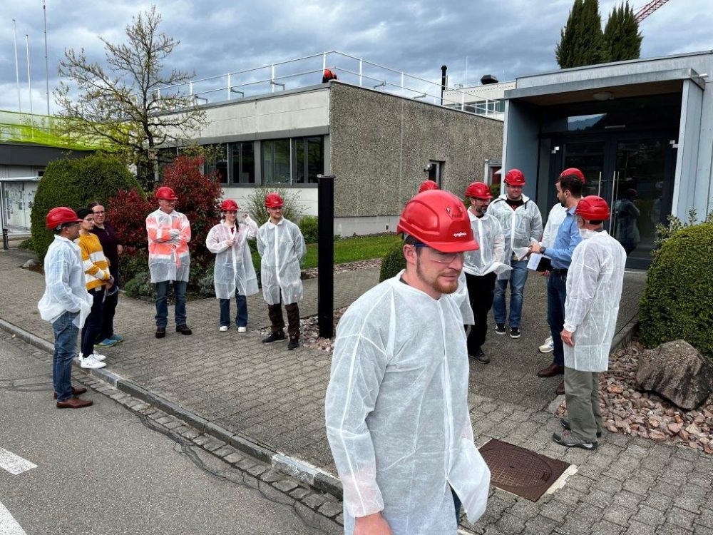 Mit strengem Sicherheitscheck und -kleidung dürfen die Lohnunternehmer einen Blick in die Forschung der Syngenta am Standort Münchwilen werfen.