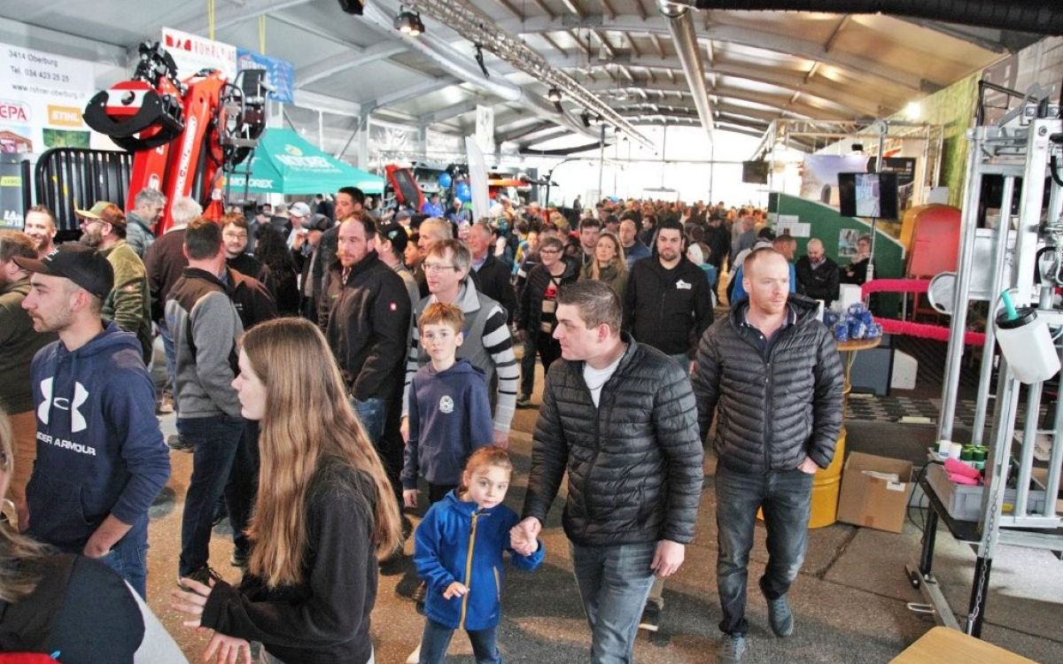 Besucherinnen und Besucher strömen in die Messehalle der Agrimesse Thun