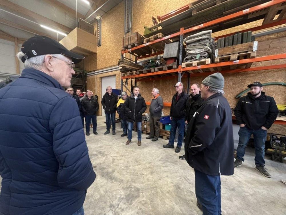 Während des Betriebsrundgangs erzählte Fritz Lehmann den Gästen viel Spannendes über den Betrieb. Bild: kim