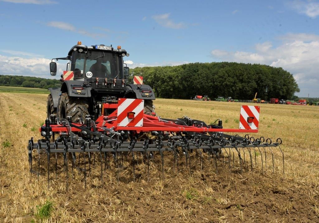 Die ActiCut von 4Disc, auf den DLG-Feldtagen auch „fahrende Brotschneidemaschine“ genannt, ist für die sehr flache Bodenbearbeitung entwickelt worden. Die Schneidscheiben, die gegenläufig rotieren und um 7 cm überlappen, werden über Rotoren aktiv angetrieben. Über einen Druckverstärker am Unterlenker lässt sich mehr Druck auf die Maschine bringen, gefolgt werden die Rotoren von einem grossen Striegel zur Enterdung. Foto: Mühlhausen