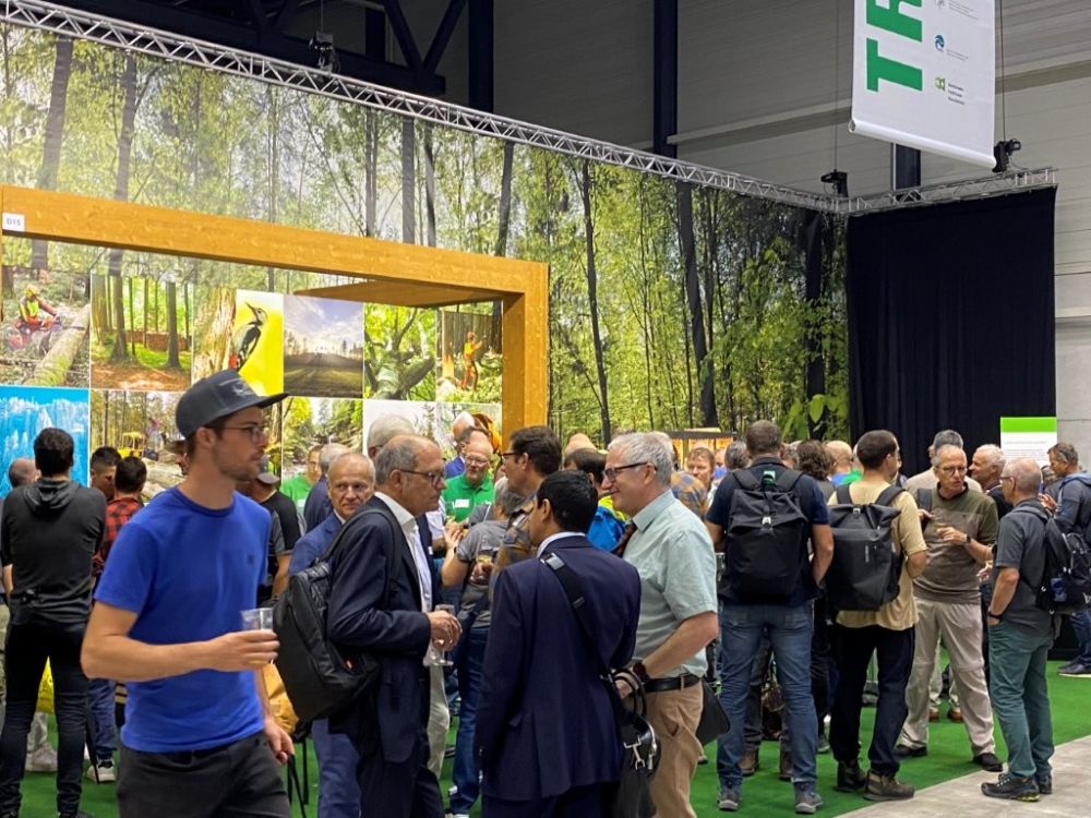 Eröffnungs-Apéro am «Treffpunkt Forst, Forêt, Foresta». Bild: uu
