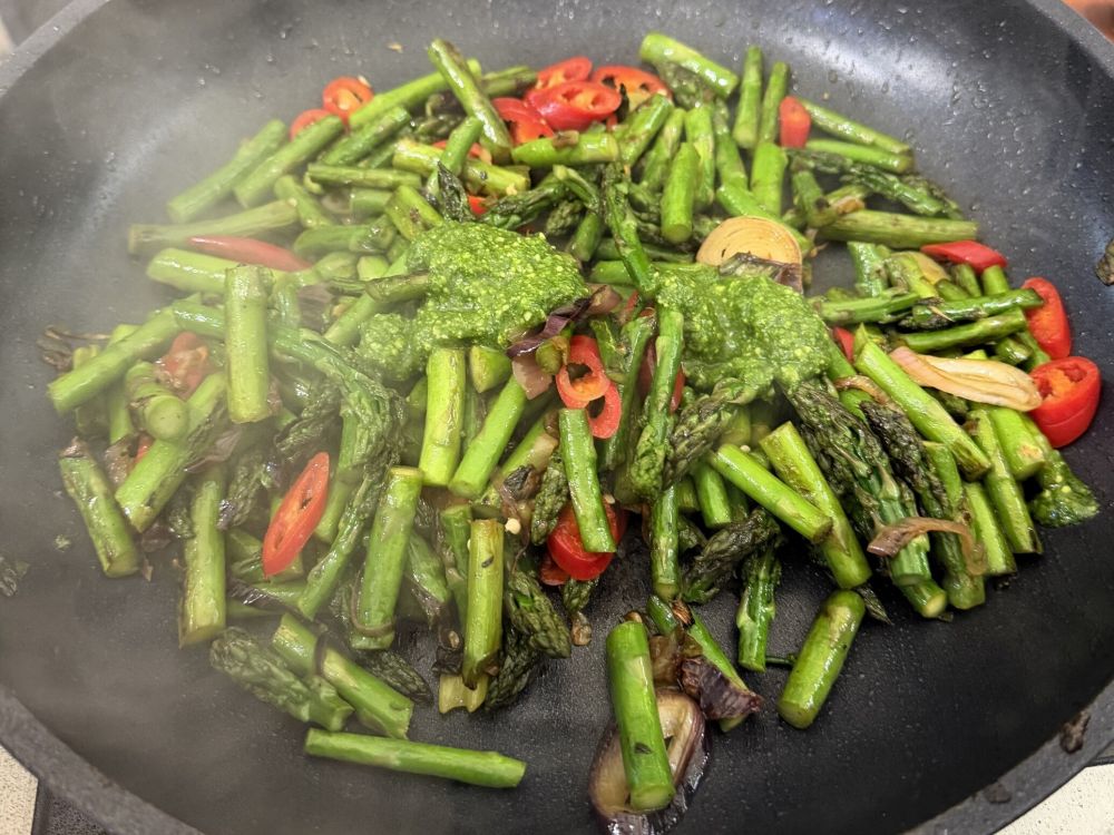 Jetzt startet die Spargelzeit: Grüner Spargel mit Chili und Pesto. (Bild: kim)