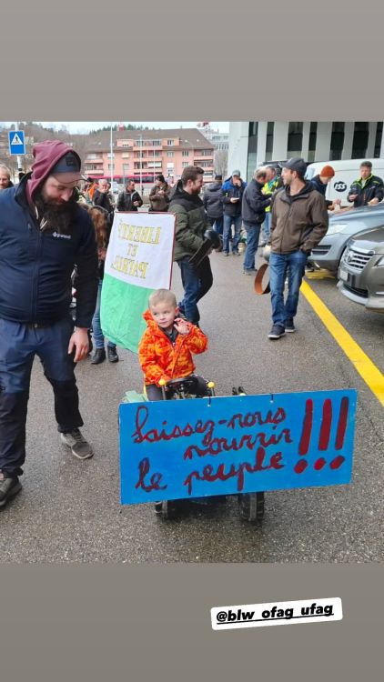 « Nourrissons les hommes », demande cet enfant. Image : zVg