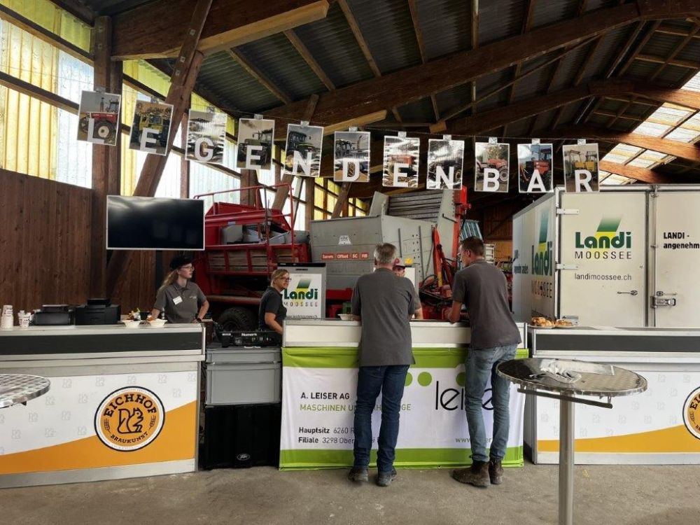Für Verpflegung und Getränke war gesorgt, zum Beispiel Legendenbar mit Open End. Bild: kim