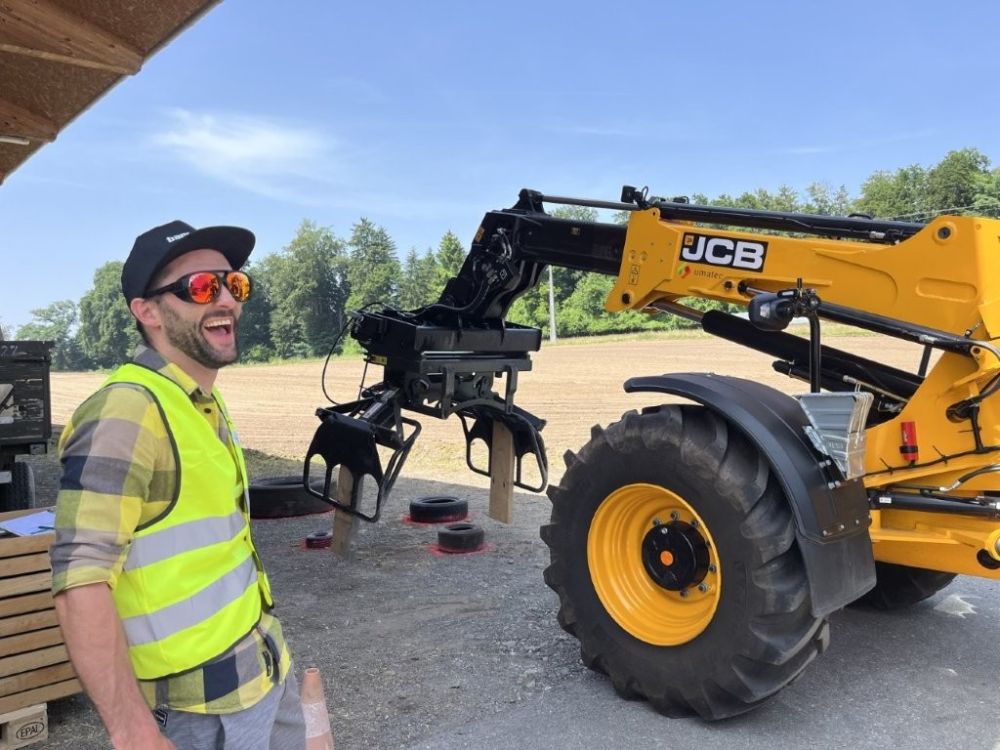 Mit dem Teleskoplader die Pneus passgenau platzieren. Thomas Schefer amüsiert sich über die Kollegen.