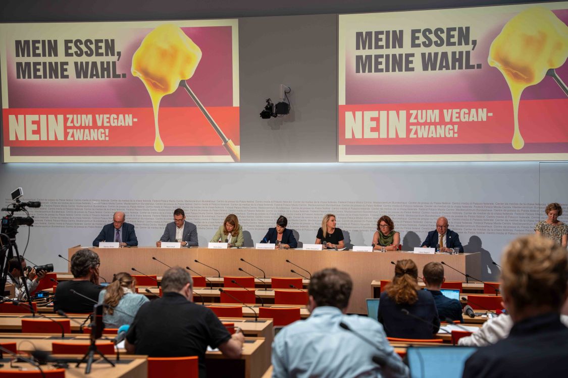 Das Nein-Komitee zur Ernährungsinitiative bei der Medienkonferenz in Bern. (Bild: zVg)