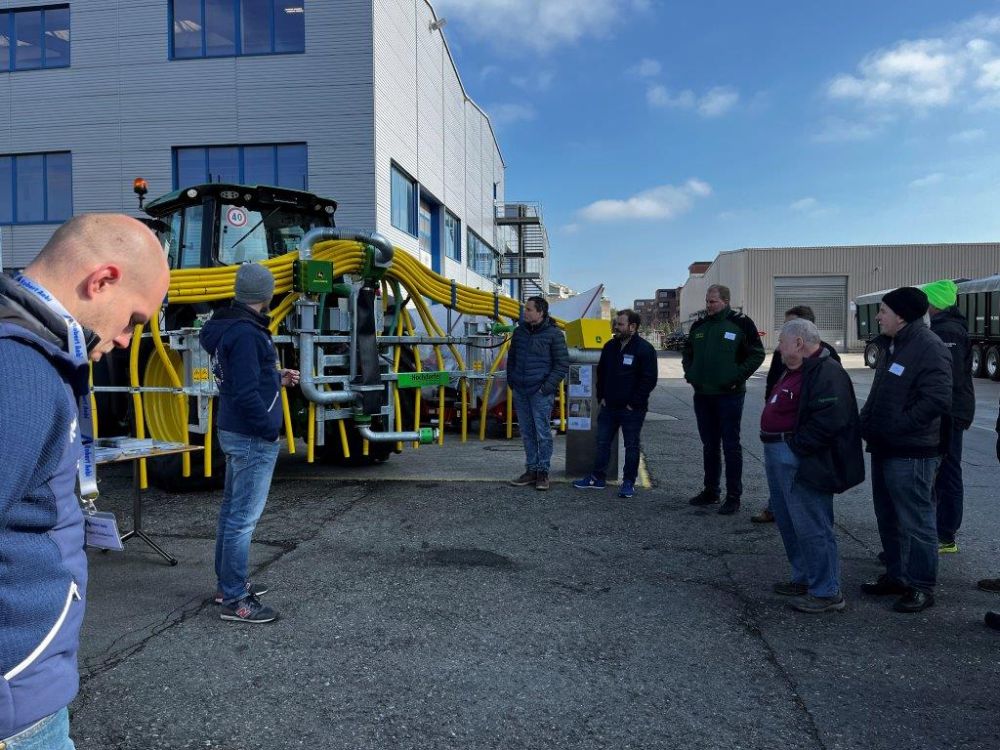 Maschinenausstellung und digitale Programme wurden präsentiert.