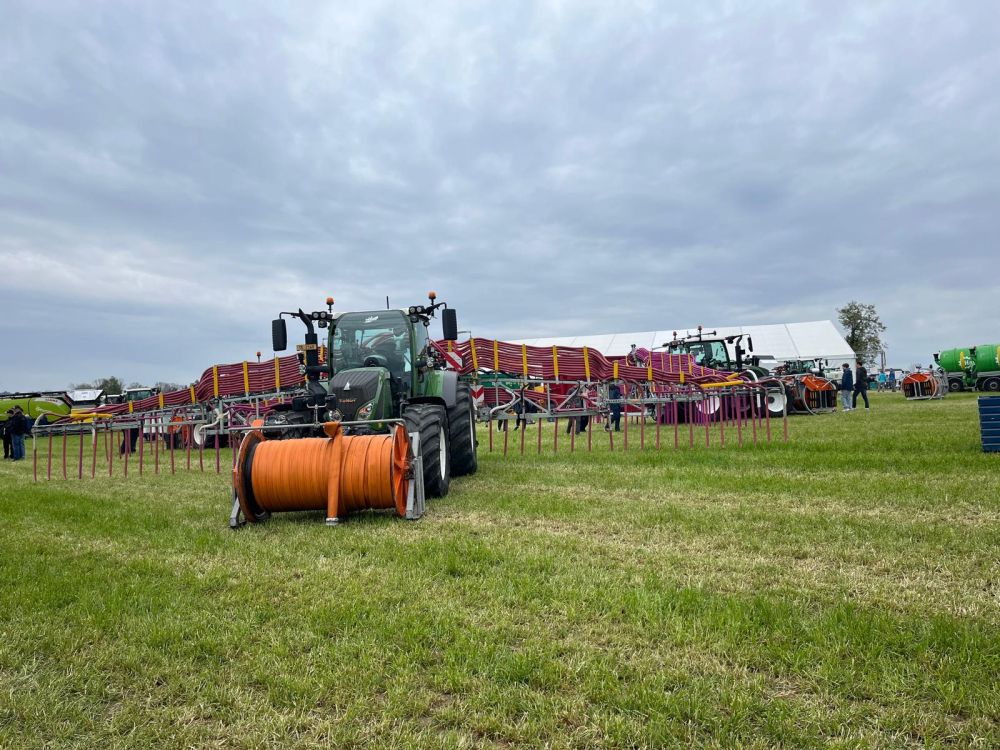 Ein weiteres Gespann zur Gülleausbringung: Hinten ein Schleppschlauchgestänge von Kohli, vorne ein Perwolf-Schlauchhaspel – gezogen von einem Fendt. Bild: kim