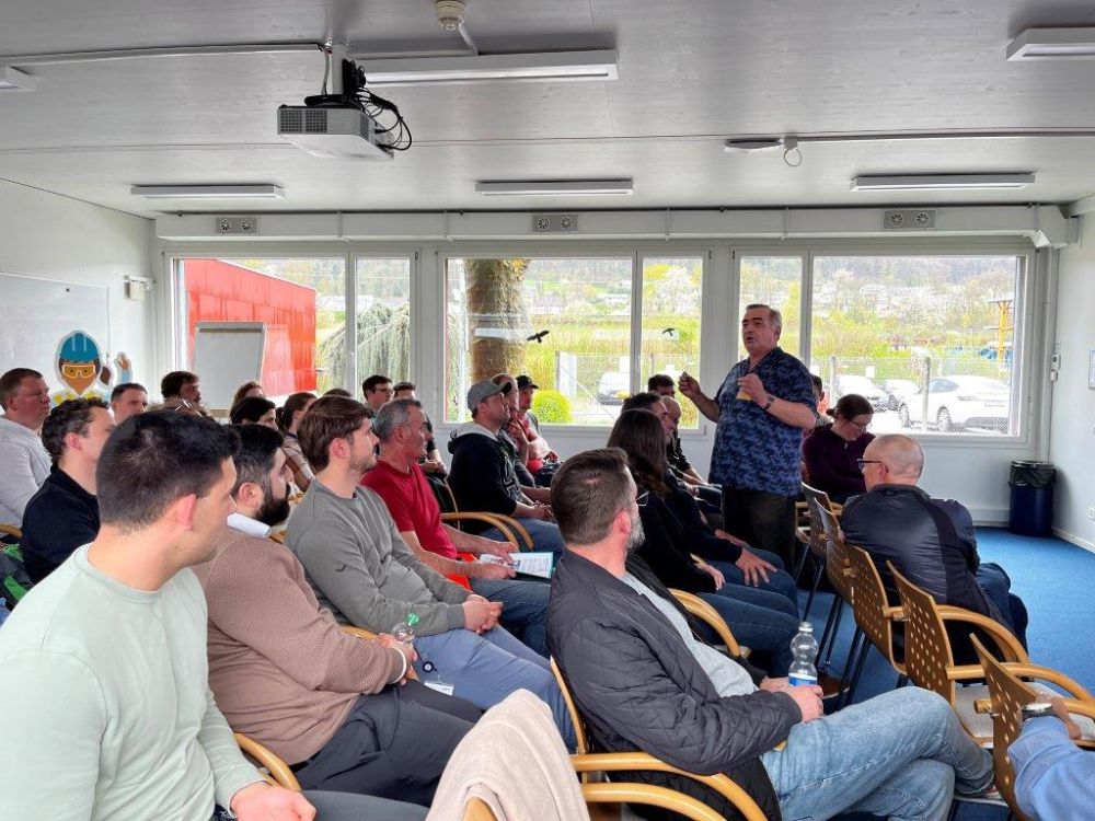 Rolf Haller, Vorstandsmitglied im Verband, führt auf seinem Lohnunternehmerbetrieb die Pflanzenschutzarbeiten aus.