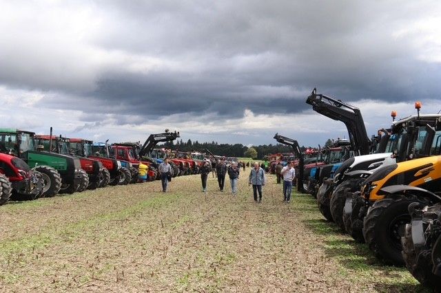 Les visiteurs admirent la haie d'honneur Valtra.