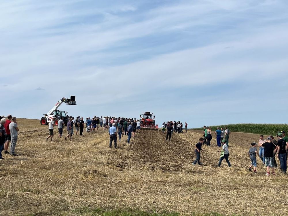 Rund 1000 Besucherinnen und Besucher standen am Feldrand beim Feldtag der A. Leiser Maschinen und Fahrzeug AG.