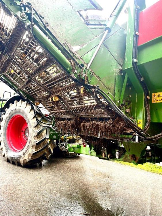 Dank dem Förderband werden die Zuckerrüben von rund 4% der Erde befreit. Bild: kim