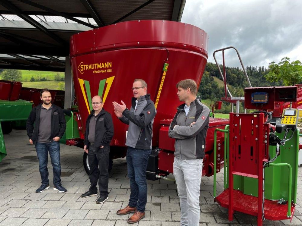 Weltpremiere beim Unternehmen Agro-Technik Zulliger in Hüswil (LU). Inhaber Roger Zulliger und Firmenvertreter von Strautmann zeigen den ersten Prototyp eines vollelektrischen 3-Rad-Futtermischwagen. "eVerti-Feed" entstanden aus einer gemeinsamen Idee von Zulliger und Strautmann. Philipp Strautmann (Strautmann), Felix Rademacher (Strautmann), Roger Zulliger, David Furrer (Agro-Technik Zulliger) (v. r.) präsentierten stolz und voller Freude das Gerät.