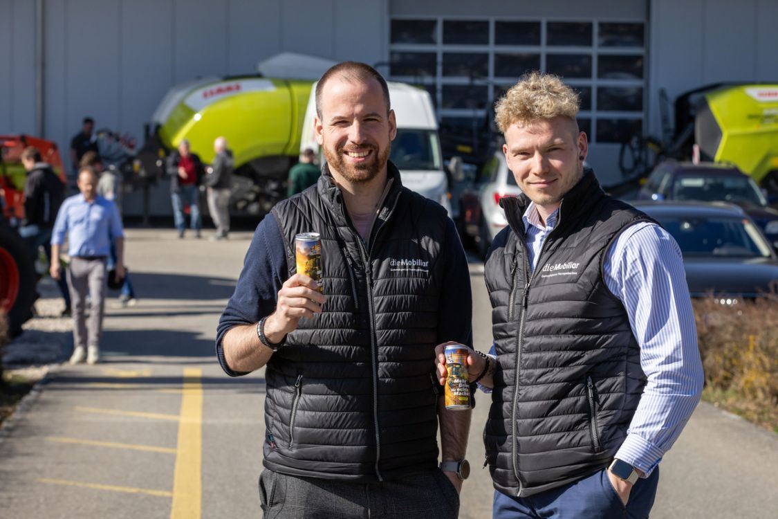Gut versichert? Darauf erst einmal einen Energydrink. Philipp Strähl und Marco Feldmann (r.), beide Generalagentur Mobiliar Münchenbuchsee.