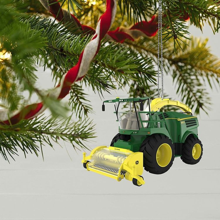 Si ce n’est pas déjà fait, beaucoup d’entre vous s’attellent certainement ces jours-ci aux décorations de Noël. Pourquoi ne pas y intégrer un objet de collection Hallmark, tel que cette ensileuse automotrice John Deere 8800? (Source: Hallmark)
