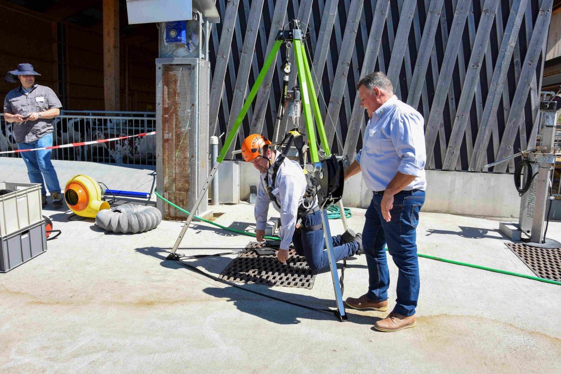 Beat Burkhalter (agriss) und Patrick Jost (BUL) führten aus, was ein sicherer Einstieg in einen Güllebehälter alles erfordert: Kenntnisse über die vorhandenen Gasgefahren, ein Sicherheitskonzept, die geeignete Ausrüstung. (Bild: BUL, zVg)