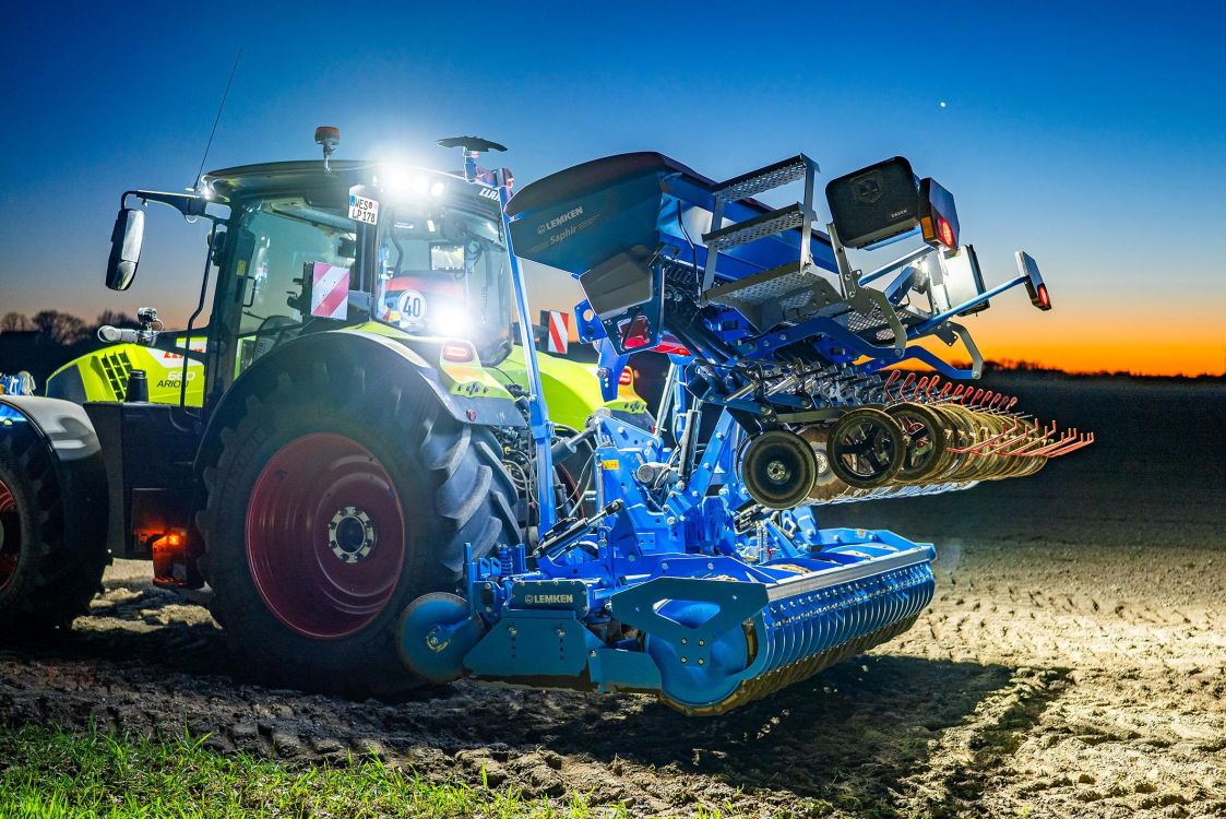 Dank des Aufsattelkonzeptes wird die Saphir Xmr beim Ausheben nach vorne geschwenkt, was die Hinterachslast des Traktors reduziert und für eine ruhige Strassenfahrt sorgt. (Bild: Lemken)