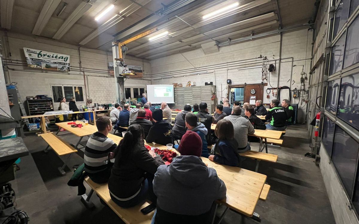 Les participants écoutent avec attention l'exposé technique de la Mobilière. Photo : zVg