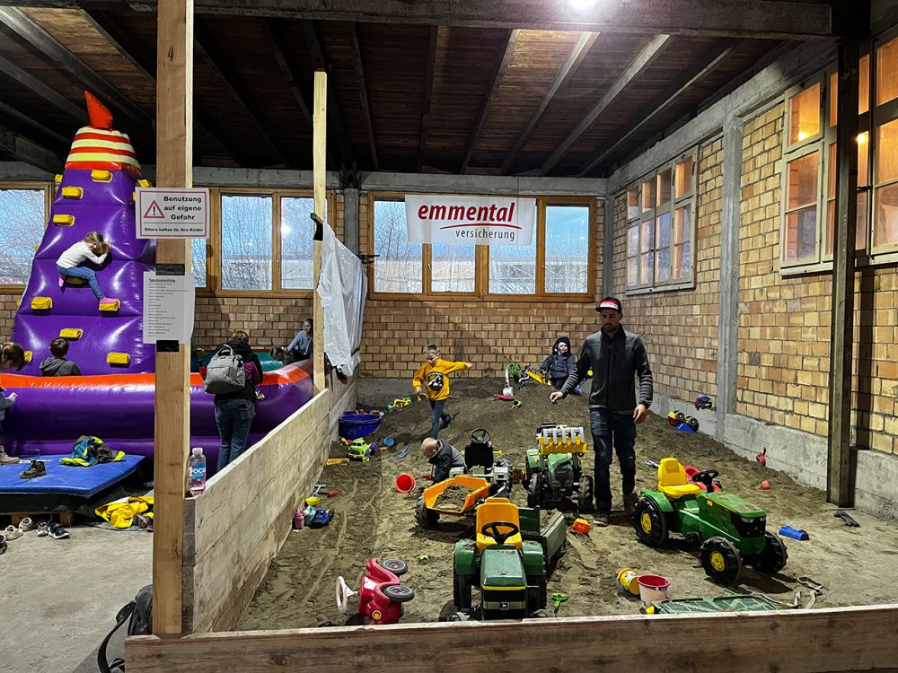 Die riesige Sandkiste war für die Kinder ein Highlight.