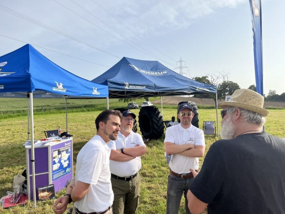 In der Diskussion: Vertreter von Michelin Schweiz mit Lohnunternehmer René Messer (r.).