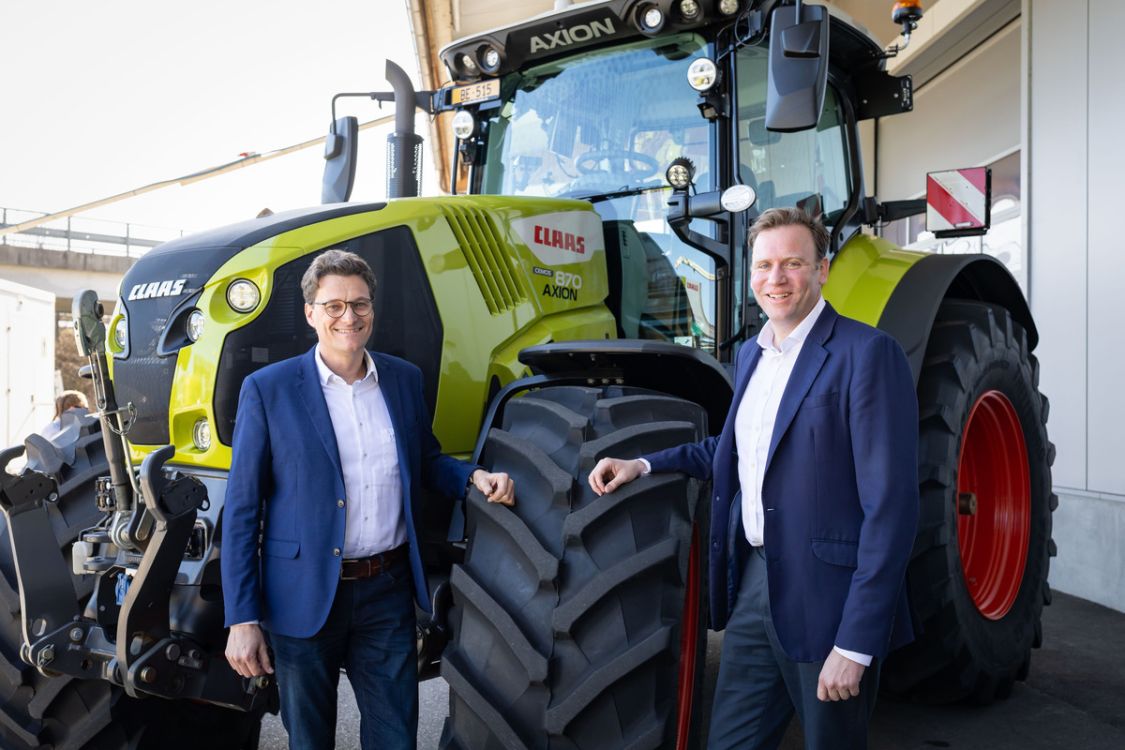 Visite de marque de Harsewinkel : Max-Ferdinand von Korff (directeur de la société de distribution Claas ; à dr.) et Ansgar Koenen (directeur des exportations Claas).