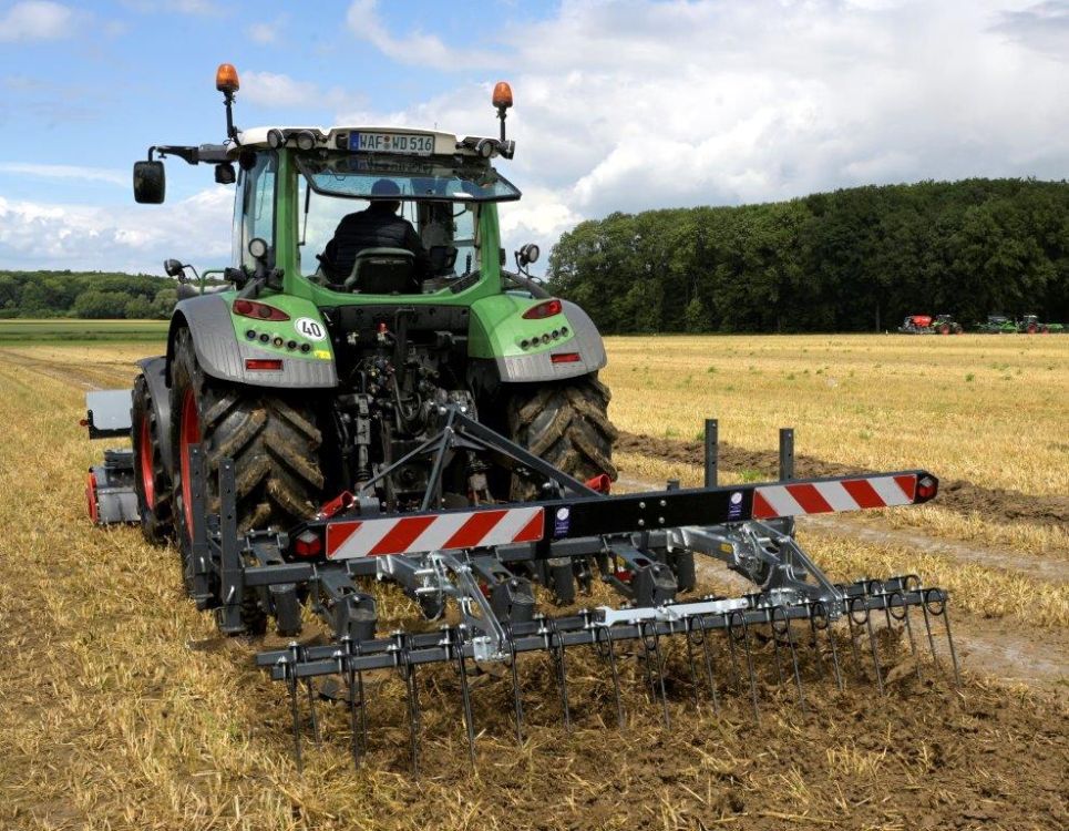 Der Grindstar ist eine Gemeinschaftsentwicklung von der TH Köln und Saphir für die ultraflache Bodenbearbeitung. Der Boden wird dabei über je sieben Messer an acht passiv angetriebenen Rotoren regelrecht abrasiert, der zweireihige Striegel enterdet die Organik. 80 PS Zugleistung reichen für den nur knapp 1 t schweren Grubber und Arbeitsgeschwindigkeiten von 12 bis 18 km/h. Foto: Mühlhausen