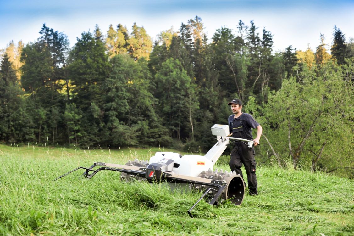 Der vollelektrische Mäher von Xelom bietet eine umweltfreundliche, emissionsfreie und leise Alternative für mähen am Hang, Bild: zVg