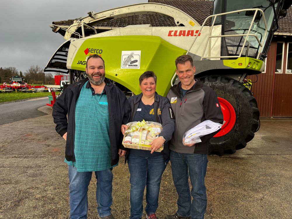 Daniel Haffa, Vizepräsident des Verbandes Lohnunternehmer Schweiz überbrachte Marlis und Roman Bircher die herzlichsten Glückwünsche zum 60-jährigen Jubiläum.