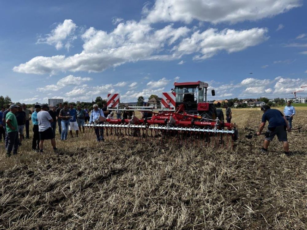 Der Schlüter 2000 im Einsatz mit einem Güttler SuperMaxx 600. Bild: kim