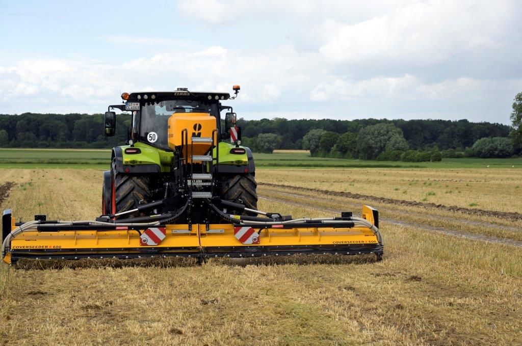 Der Coverseeder von Müthing ist ein Mulcher, hier in 6 m Arbeitsbreite, der eine Zwischenfruchtsaateinheit dazwischengeschaltet hat. Das Besondere: Die ausgesäte Zwischenfruchtsaat wird mit der gemulchten Organik bedeckt, um gute Bedingungen zur Keimung zu schaffen. Foto: Mühlhausen