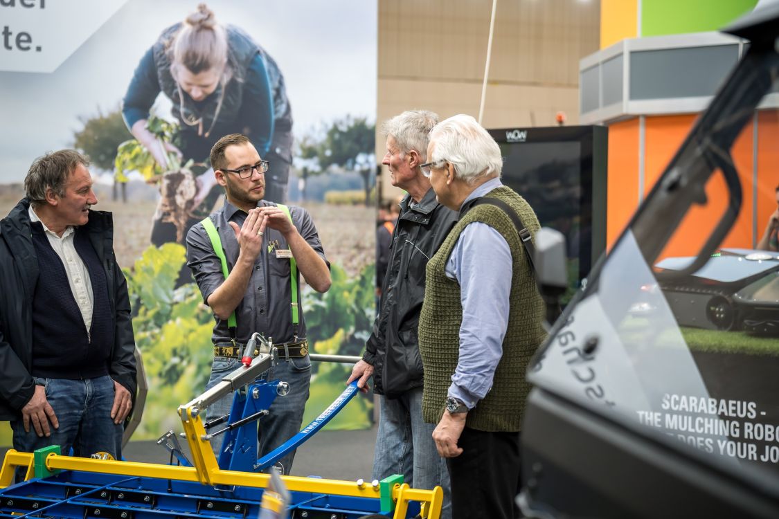 Angeregter Austausch zwischen Besuchern und Ausstellern. Bild: Michael Huwiler