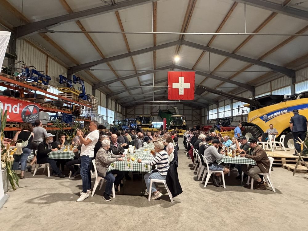 Rund 200 Gäste sind vor Ort. In der Maschinenhalle herrscht dafür genau das passende Ambiente.