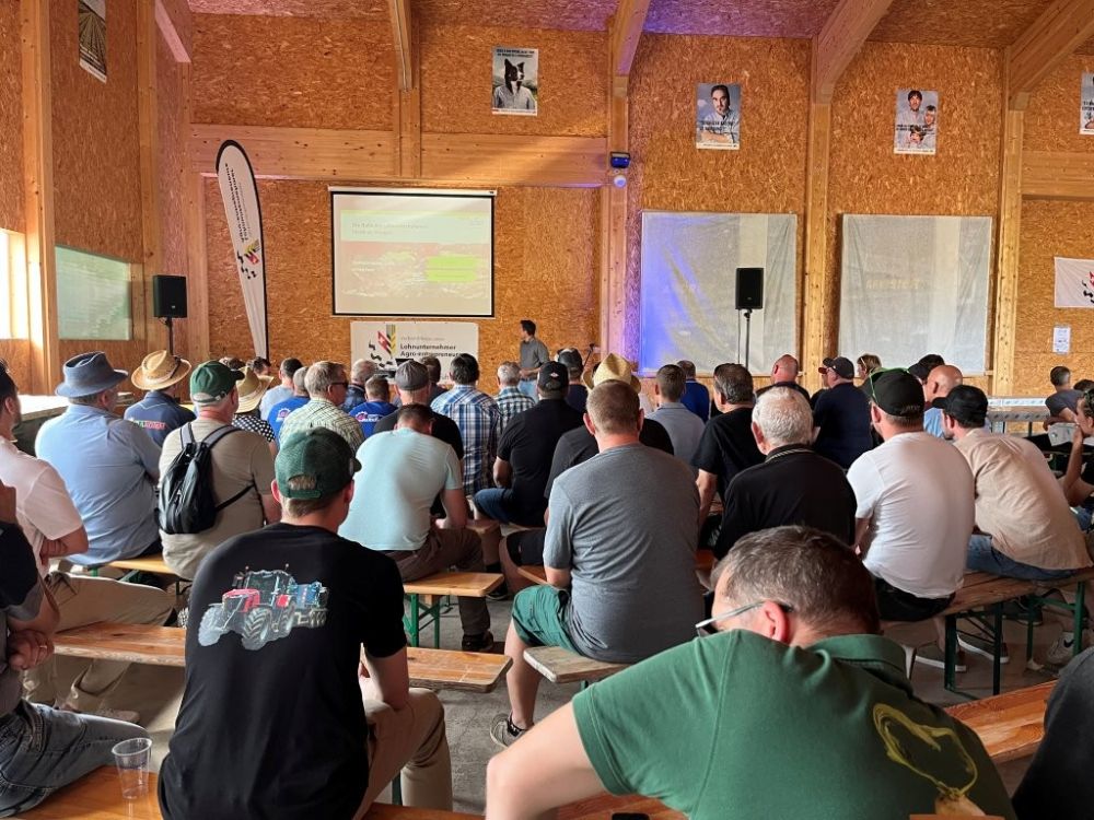 Beim Abkippen im Einsatz. Teilnehmer konnten den "Boss" selbst testen. Foto: kim