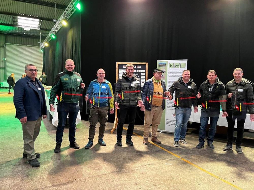 Vorstandsmitglied Rolf Haller (li.)  überreichte an sieben Lohnunternehmerbetriebe das Zertifikat Pflanzenschutz: Michael Suter, Harald Jöhr, Gregory Hofer, Ruedi Daepp, Dominic Kämpf, Fabian Ulmann, Lukas Nussbaumer.