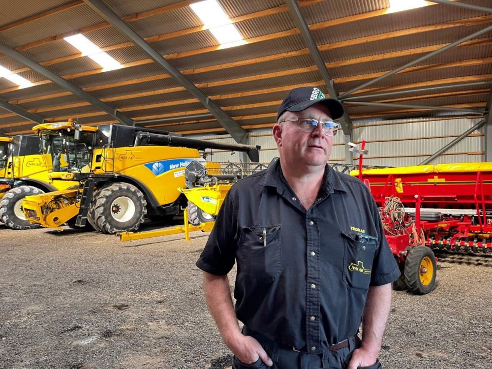 Thomas Nilsson présente son parc de machines.