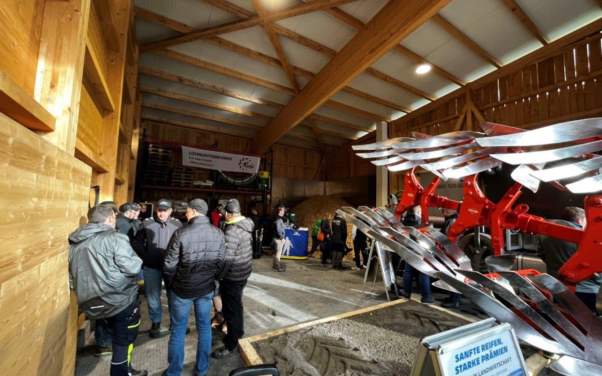 En raison du mauvais temps, la manifestation de réseautage a eu lieu principalement dans les halles de machines de l'entreprise agricole Team Oeler. Image : kim