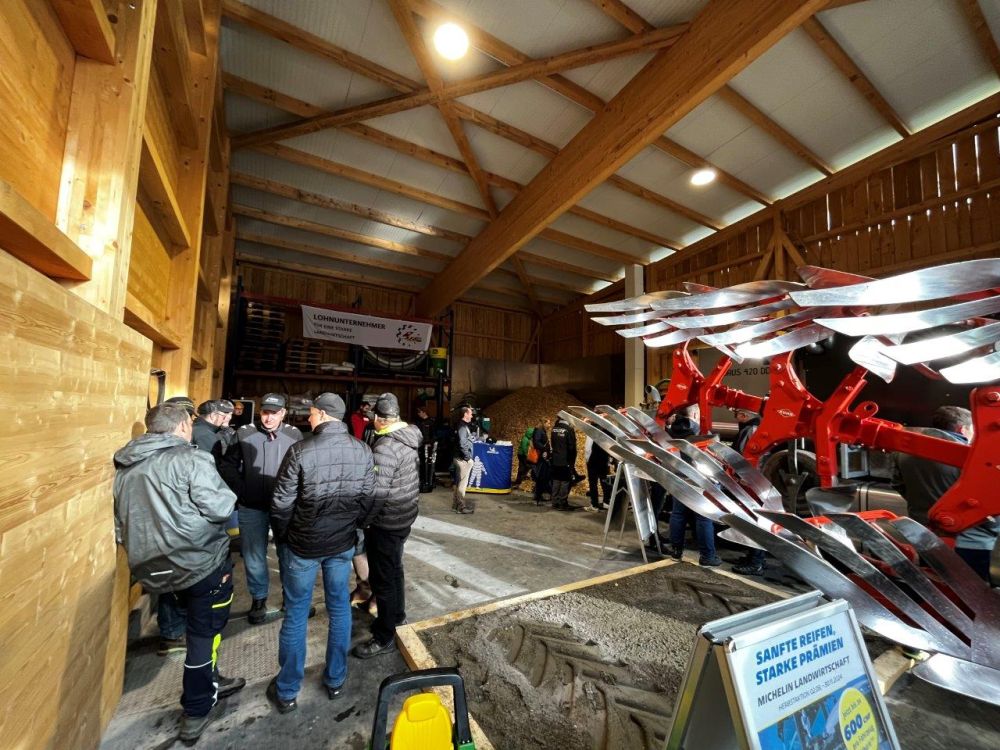 En raison du mauvais temps, la manifestation de réseautage a eu lieu principalement dans les halles de machines de l'entreprise agricole Team Oeler. Image : kim