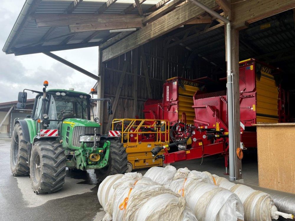John Deere 6430 vor zwei Grimme Kartoffelroder. Foto kim