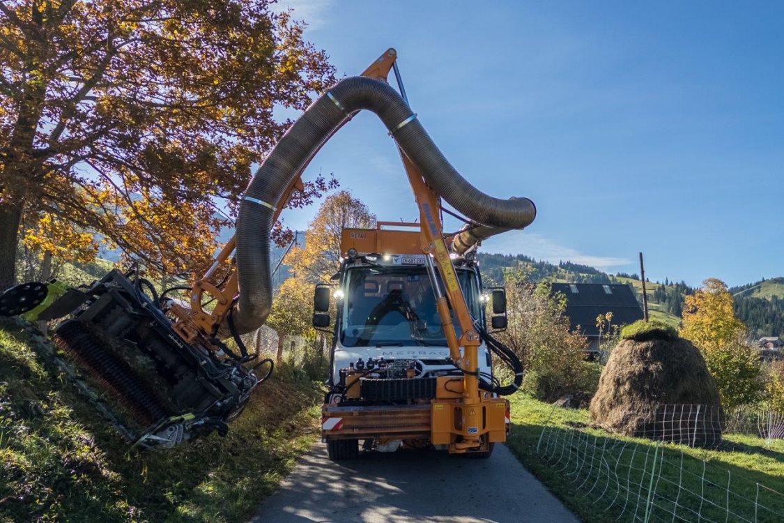 L'Unimog de Mercedes-Benz en action avec une faucheuse de talus. Photo : Vollmer